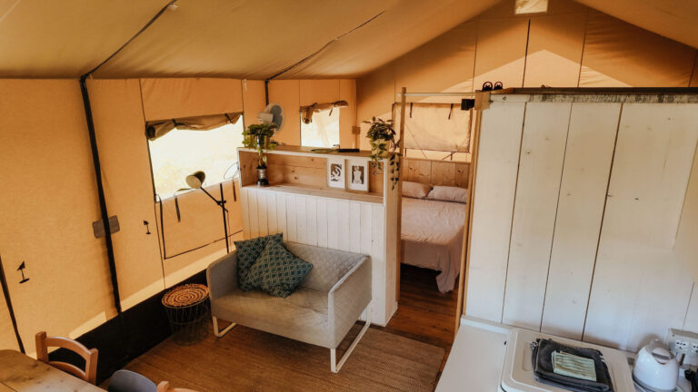 Camping Suasa Safaritent woonkamer slaapkamer