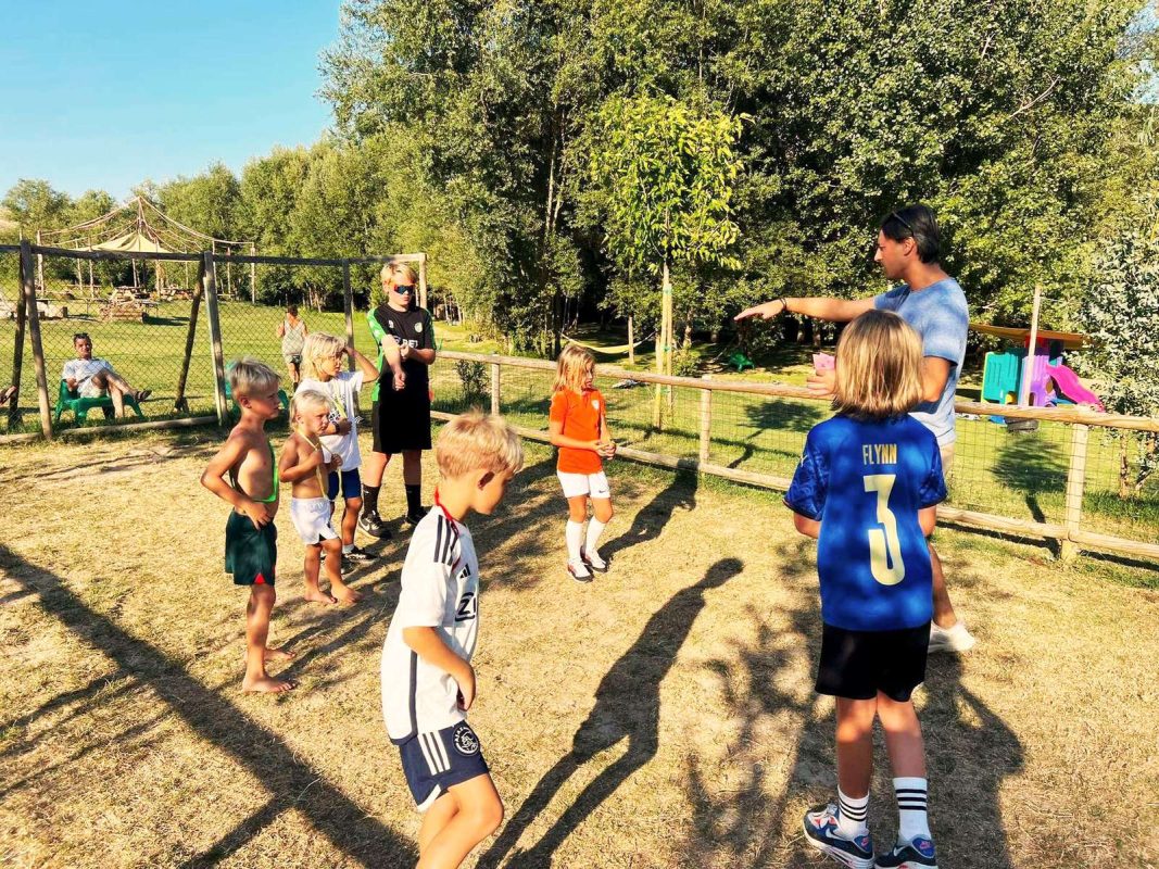 De kids leven zich uit tijdens het voetba;toernooi op Camping Suasa