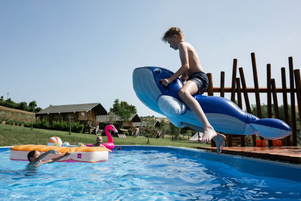 Camping Suasa sprong in het water