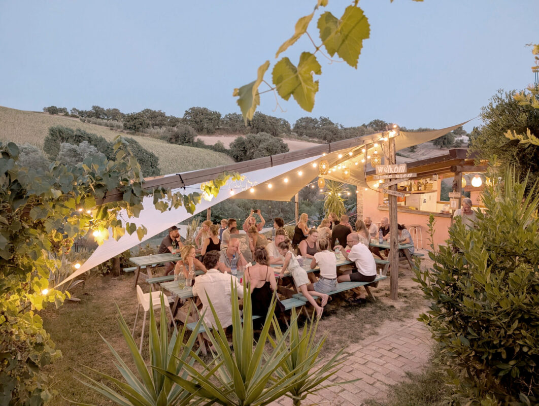 Camping Suasa Buitenterras Schemering