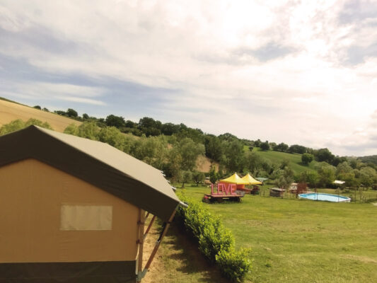 Camping Suasa Safaritent Uitzicht Zwembad
