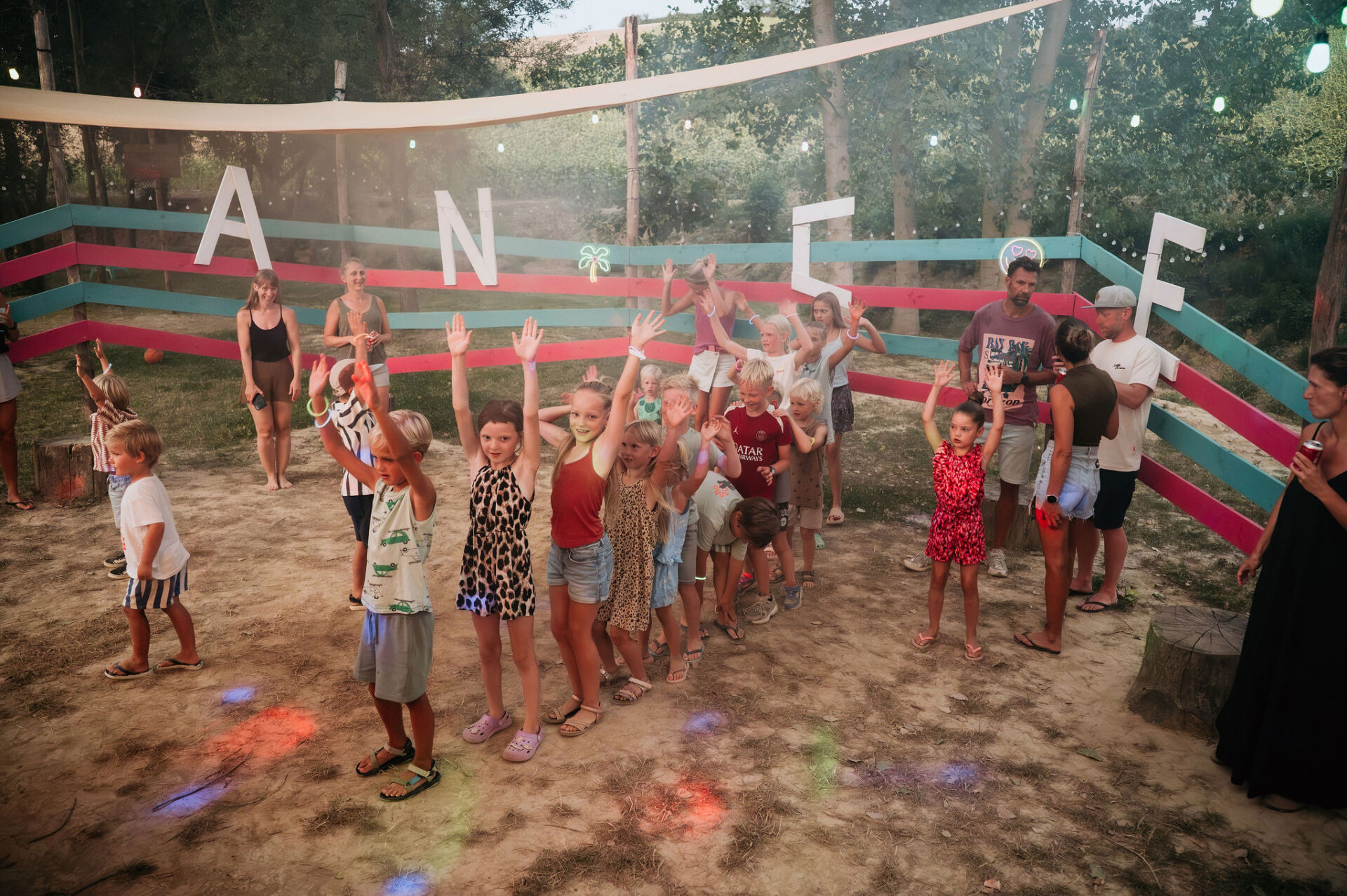 camping suasa kinderdisco handenlucht