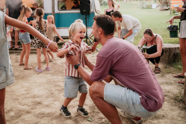 camping suasa samen dansen