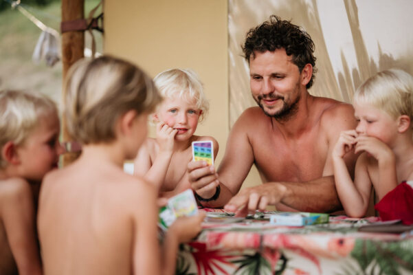 camping suasa samen spelen gezin