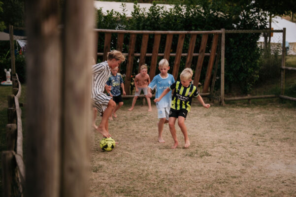 camping suasa samen voetballen