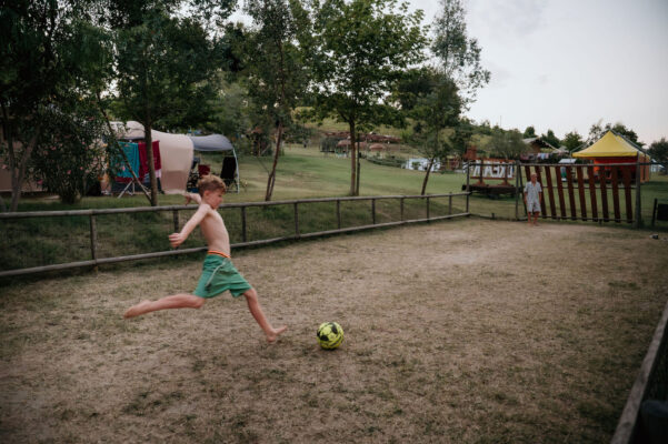 camping suasa schot voetbalveld