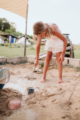 camping suasa zandbak water