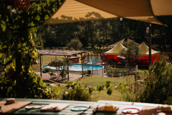camping suasa zwembad doorkijk