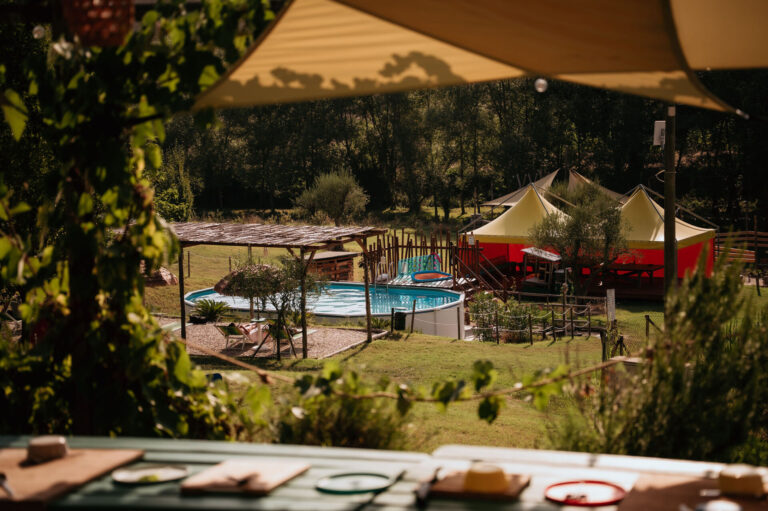 camping suasa zwembad doorkijk