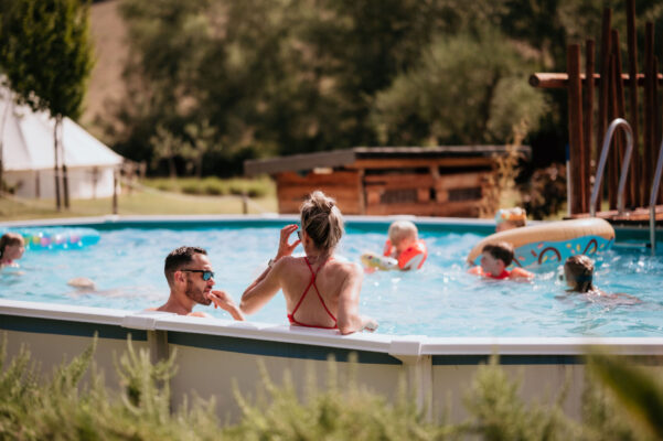 camping suasa zwembad gezin