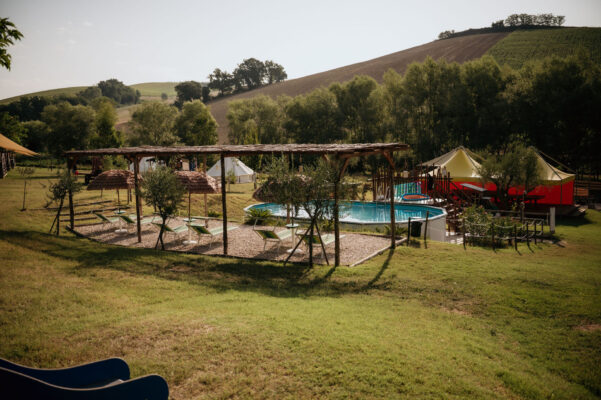 camping suasa zwembad terras